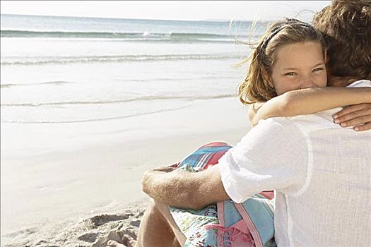 女孩,搂抱,父亲,海滩,马略卡岛,西班牙