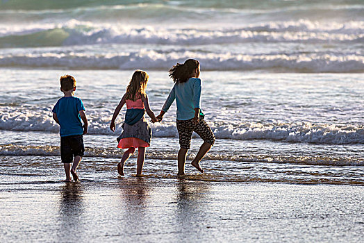 三个孩子,玩,海中,海滩,康沃尔