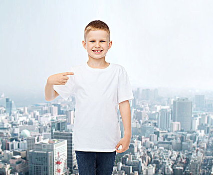 广告,人,孩子,概念,微笑,小男孩,白色,留白,t恤,指向,上方,城市,背景