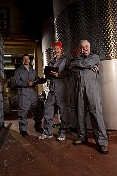 葡萄酒厂,工人,站立,靠近,葡萄酒,桶