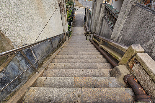 城市街道里的石头台阶,古老的小巷和道路