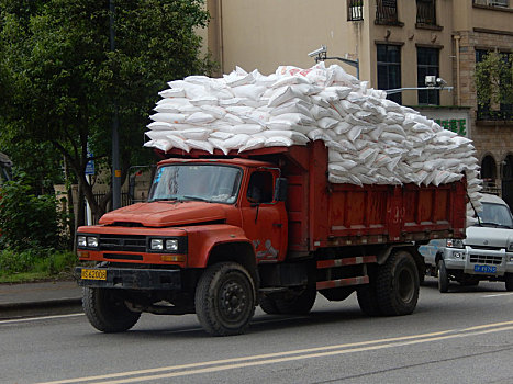 重庆市云阳县外郎乡的化肥运输车