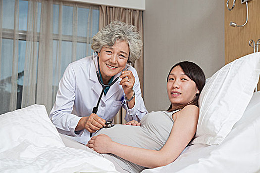 医生给孕妇做检查