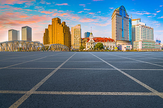 道路地面和上海外滩