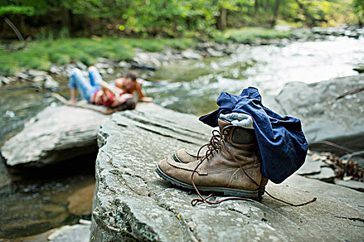 男青年,女人,岩石上,河岸,牛仔裤,靴子,石头