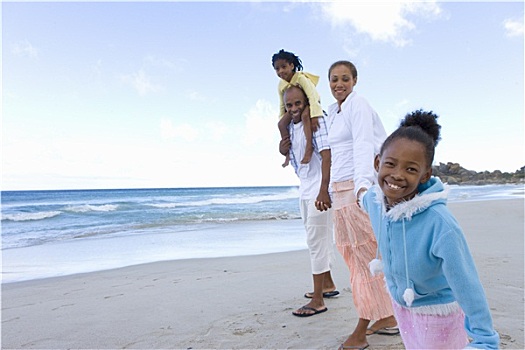 家庭,四个,走,海滩,女孩,头像,7-9岁,微笑,仰视