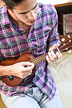 男青年,演奏,夏威夷四弦琴,俯视图