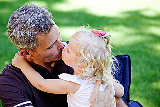 父亲,吻,幼儿,女儿,艾伯塔省,加拿大