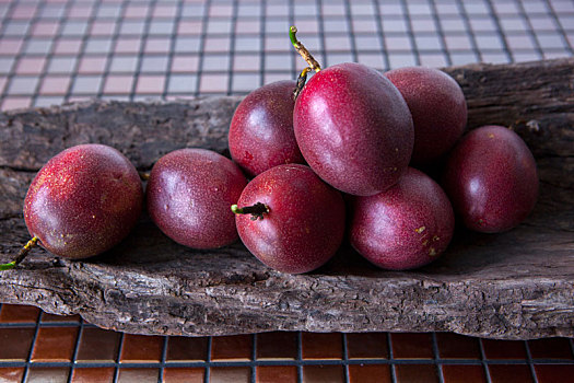 桌面上的木盆裡擺放著成熟的百香果