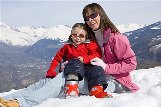 母女,6-8岁,坐,一起,雪中,地点,戴着,墨镜,微笑,头像,山脉,背景