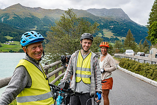 三个,骑车,山地自行车,安全背心,自行车道,穿过,阿尔卑斯山,背影,山景,靠近,埃尔瓦尔德,提洛尔,奥地利,欧洲