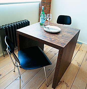 两个,椅子,木桌子,现代,餐厅
