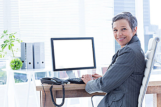 微笑,职业女性,用电脑,办公室