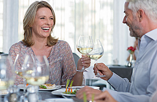 微笑,成年,女人,男人,祝酒,白葡萄酒,餐厅桌子