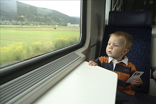 男孩,坐,列车,向外看,窗