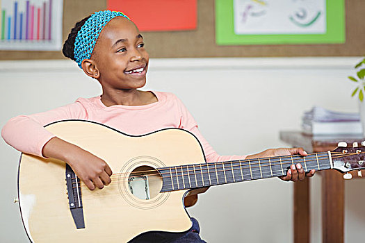 微笑,学生,弹吉他,教室,学校