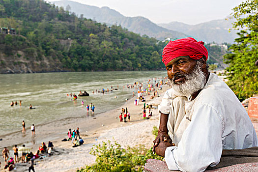 一个,男人,头像,看,朝圣,沐浴,堤岸,神圣,恒河,里虚克虚,北阿坎德邦,印度,亚洲