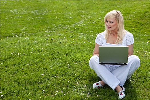 女人,笔记本电脑,绿色,草坪