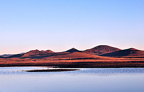 远山湖泊