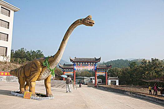 景区大门口的恐龙模型
