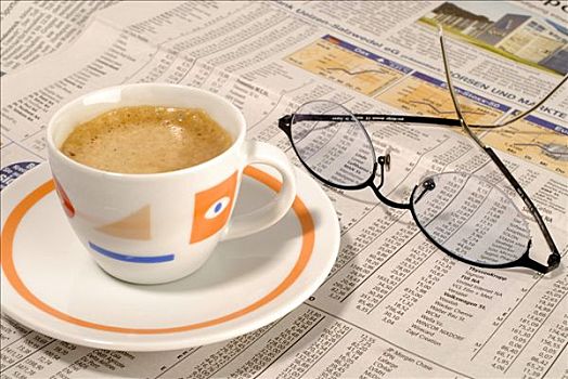 意式特浓咖啡杯,报纸,眼镜