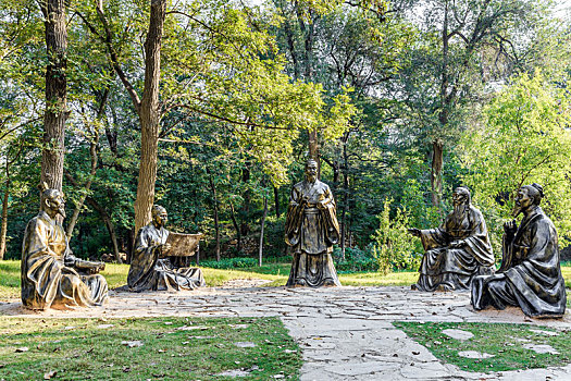中国河南省登封嵩阳书院景区孔子与弟子雕塑