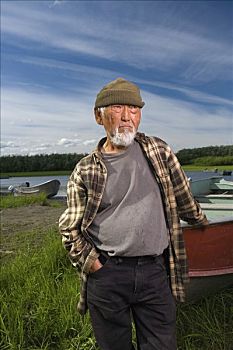 肖像,老人,男性,站立,靠近,搁浅,渔船,河