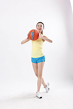 一个打篮球的青年女士