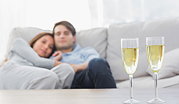 情侣,放松,沙发,笛子,香槟,茶几