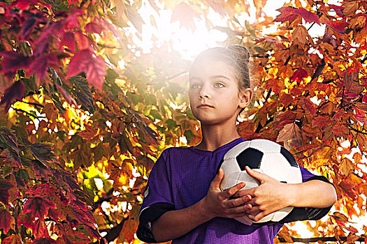 女孩,树,遮盖,叶子,拿着,足球,看别处