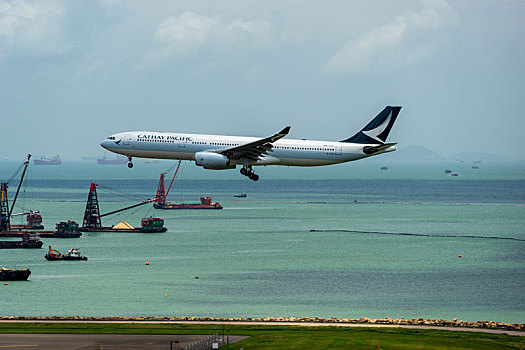 一架国泰航空的飞机正降落在香港国际机场