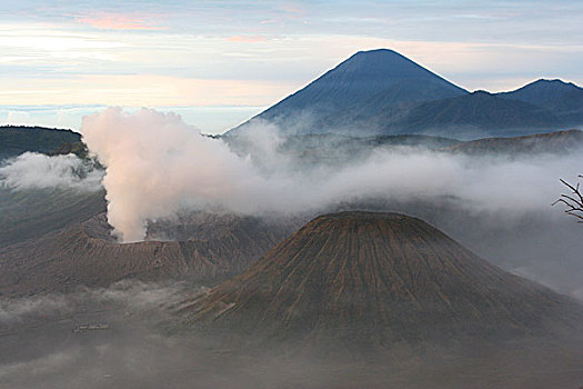 印度尼西亚,婆罗摩火山