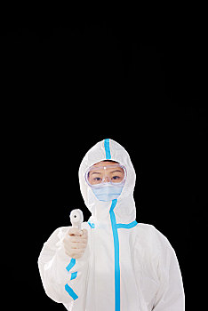 穿醫用防護服的女醫生測體溫