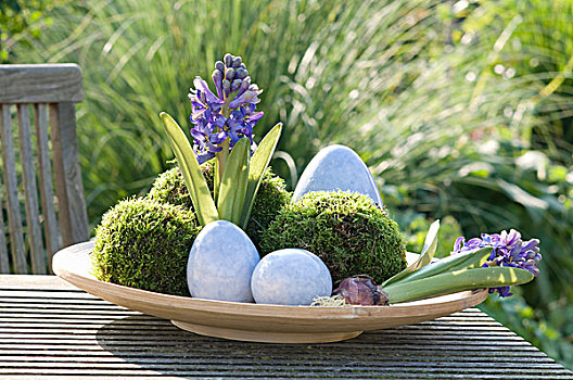 复活节草巢,花园桌,花,苔藓