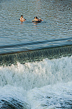 重庆市酷暑中市民们利用双休日在荣昌县路孔古镇旁的濑溪河畔享受清凉一夏的愉快