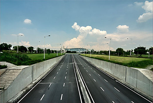 通往广州国际会展中心的双向六车道快速路