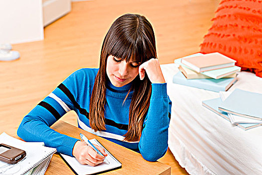 女青年,家,学生,书写,家庭作业,坐,桌子