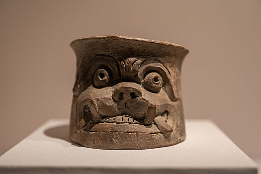 秘鲁中央银行附属博物馆库比斯尼克文化人脸圆柱形陶碗