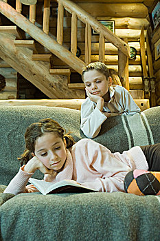 女孩,沙发,读,书本,男孩,扭头