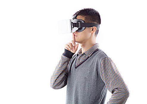 年轻人通过vr耳机体验虚拟现实隔绝在白色背景
