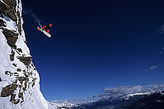 滑雪板玩家,跳跃,悬崖,土拨鼠,盆地,艾伯塔省,加拿大
