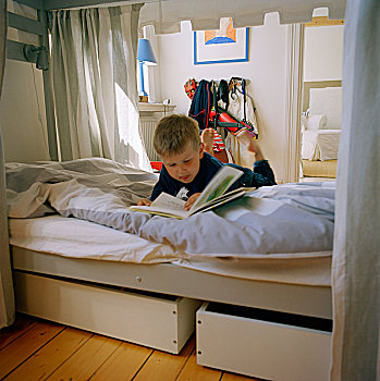 男孩,读,书本,床上,瑞典