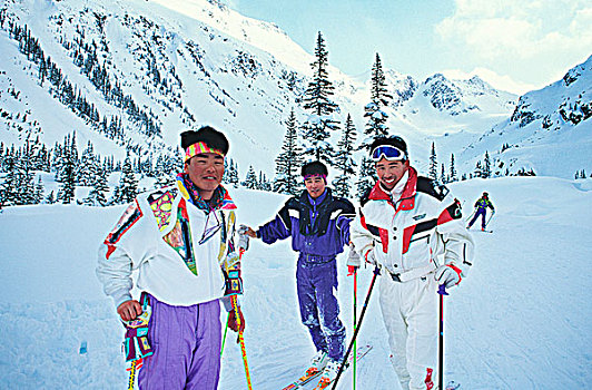 三个,日本人,男人,姿势,休息,冰河,器具,滑雪,室外,不列颠哥伦比亚省,加拿大