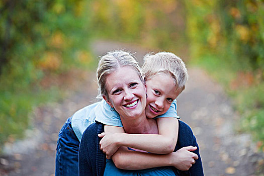 男孩,搂抱,母亲,公园,小路,艾伯塔省,加拿大