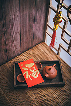 在红灯笼下的具有中国元素的木板桌上的红包年货