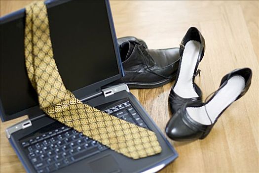 笔记本电脑,领带,鞋,高跟鞋