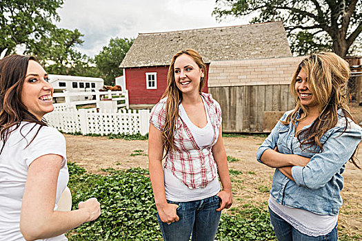 三个女人,站立,一起,农场,交谈,微笑