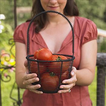 女人,拿着,篮子,西红柿