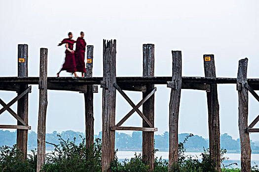 僧侣,走,柚木,桥,乌本桥,湖,阿马拉布拉,曼德勒省,缅甸,亚洲