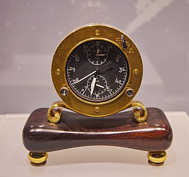 辽宁省大连博物馆馆藏文物,瑞士20世纪木座圆盘透明台钟
